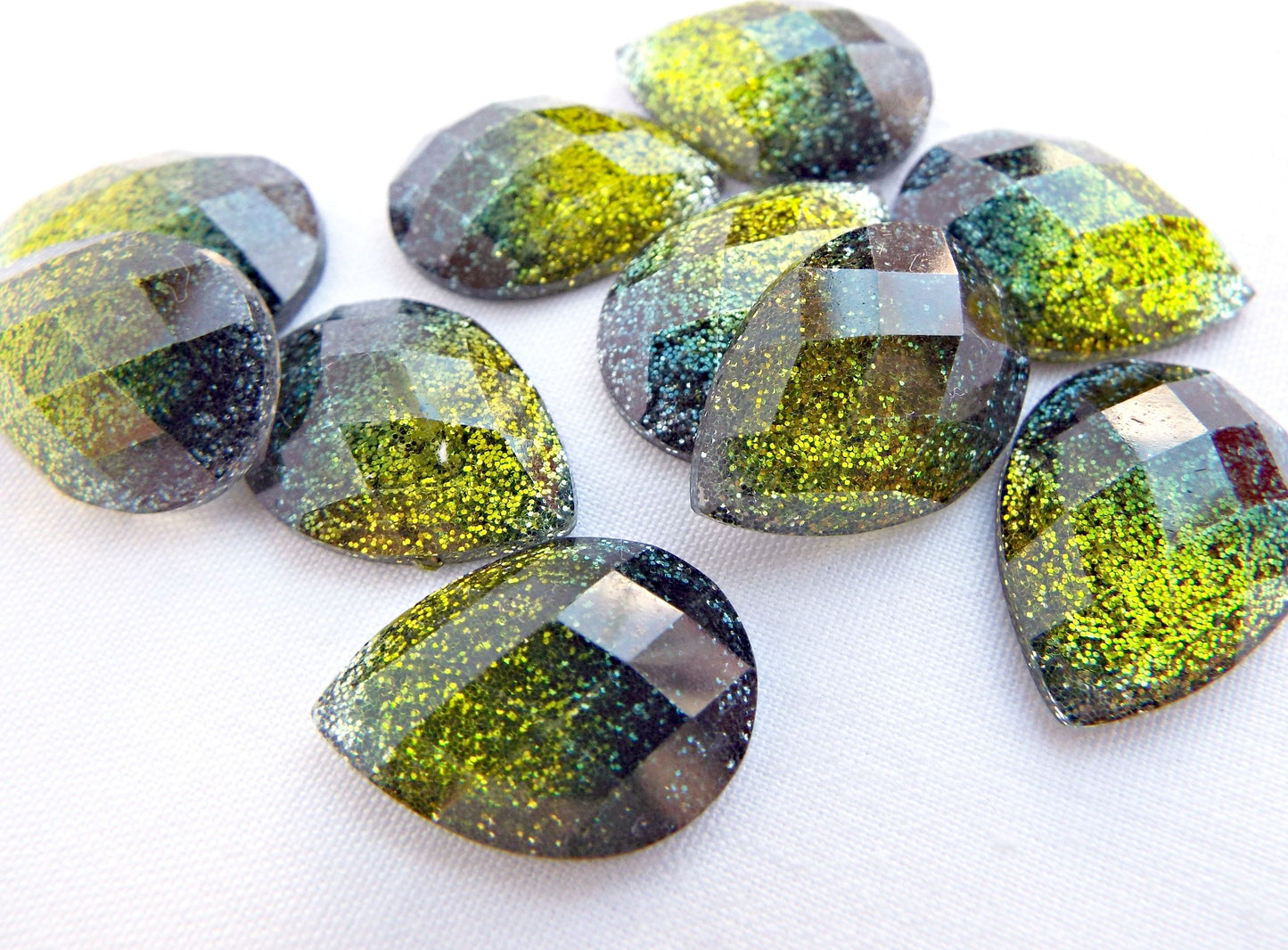 10 Green Glitter Teardrop Faceted Cabochons for Jewellery Making and Mixed Media Art Decoration