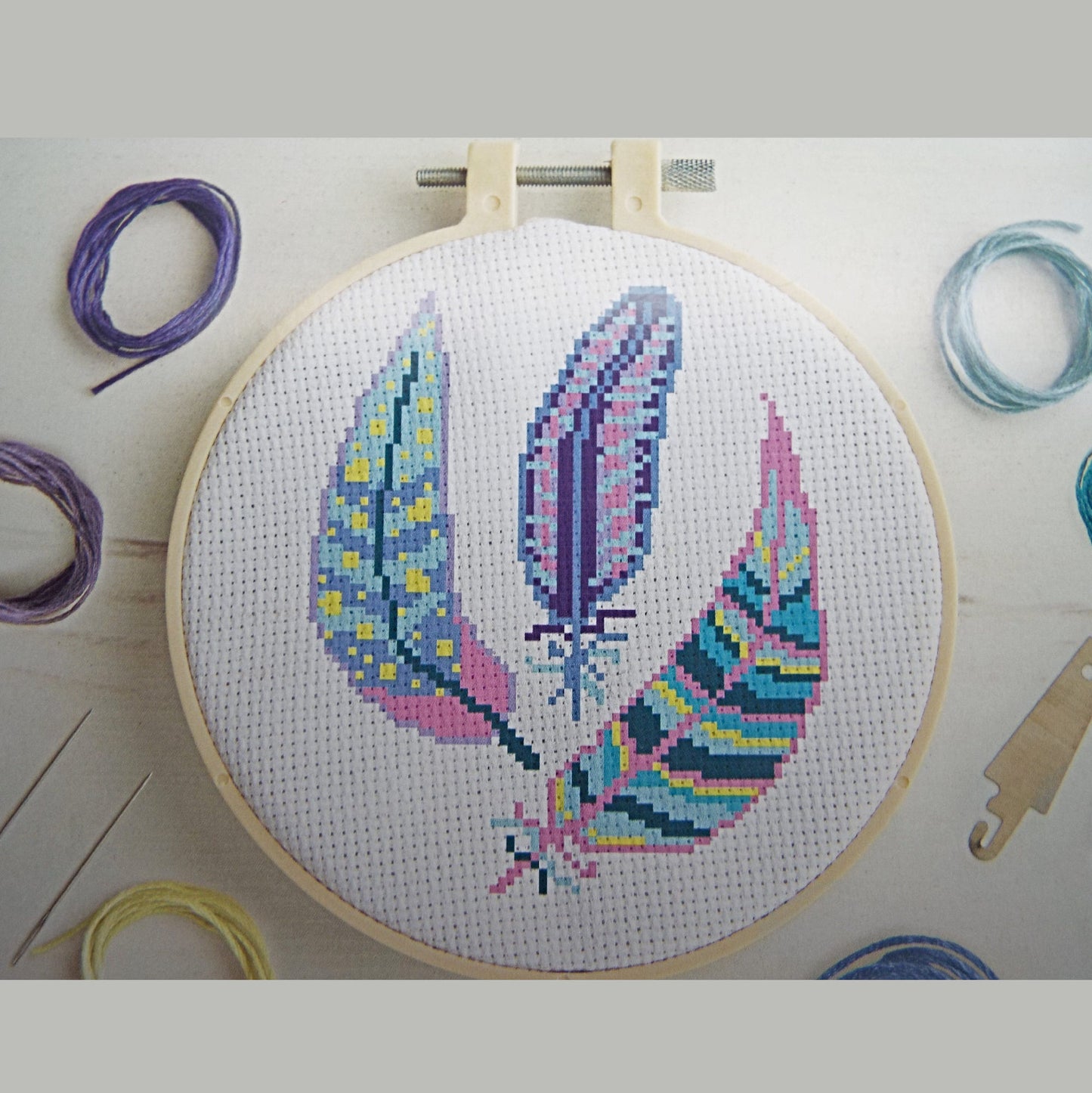 FEATHERS CROSS Stitch Kit, Gift for Crafters, Full Kit with Instructions, 20cm Plastic Hoop with 8 Threads, Needles and Fabric
