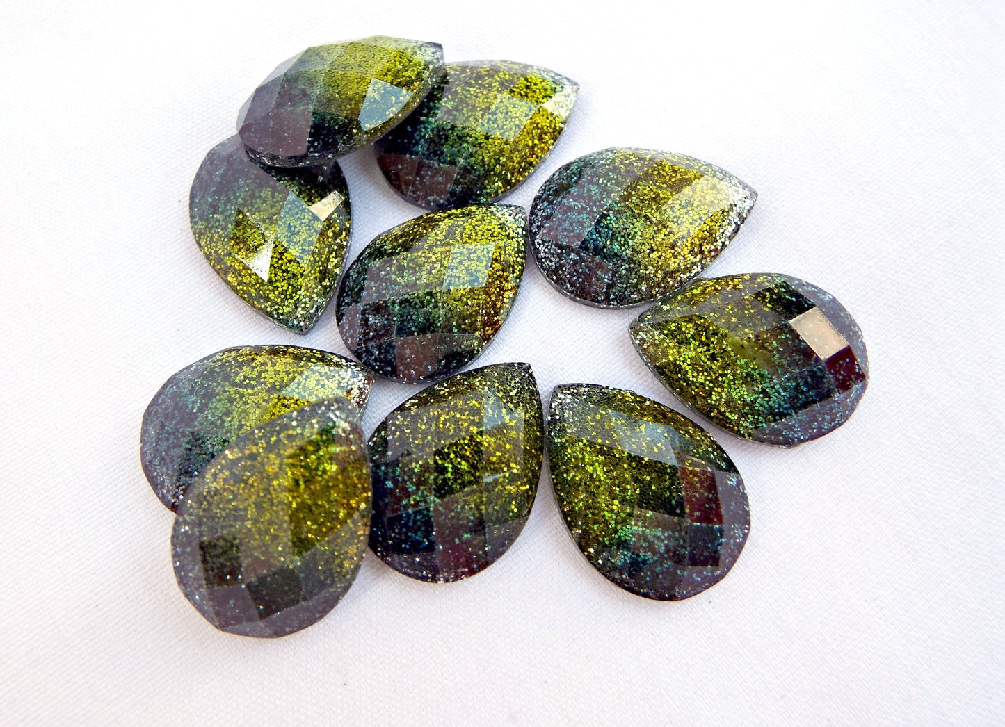 10 Green Glitter Teardrop Faceted Cabochons for Jewellery Making and Mixed Media Art Decoration