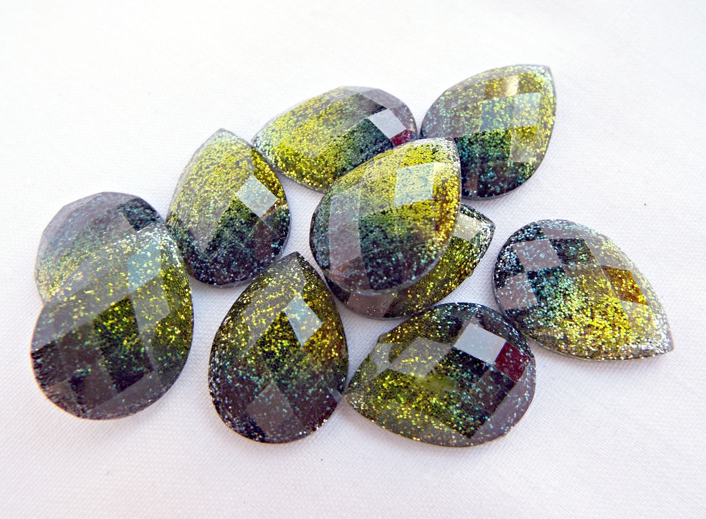 10 Green Glitter Teardrop Faceted Cabochons for Jewellery Making and Mixed Media Art Decoration