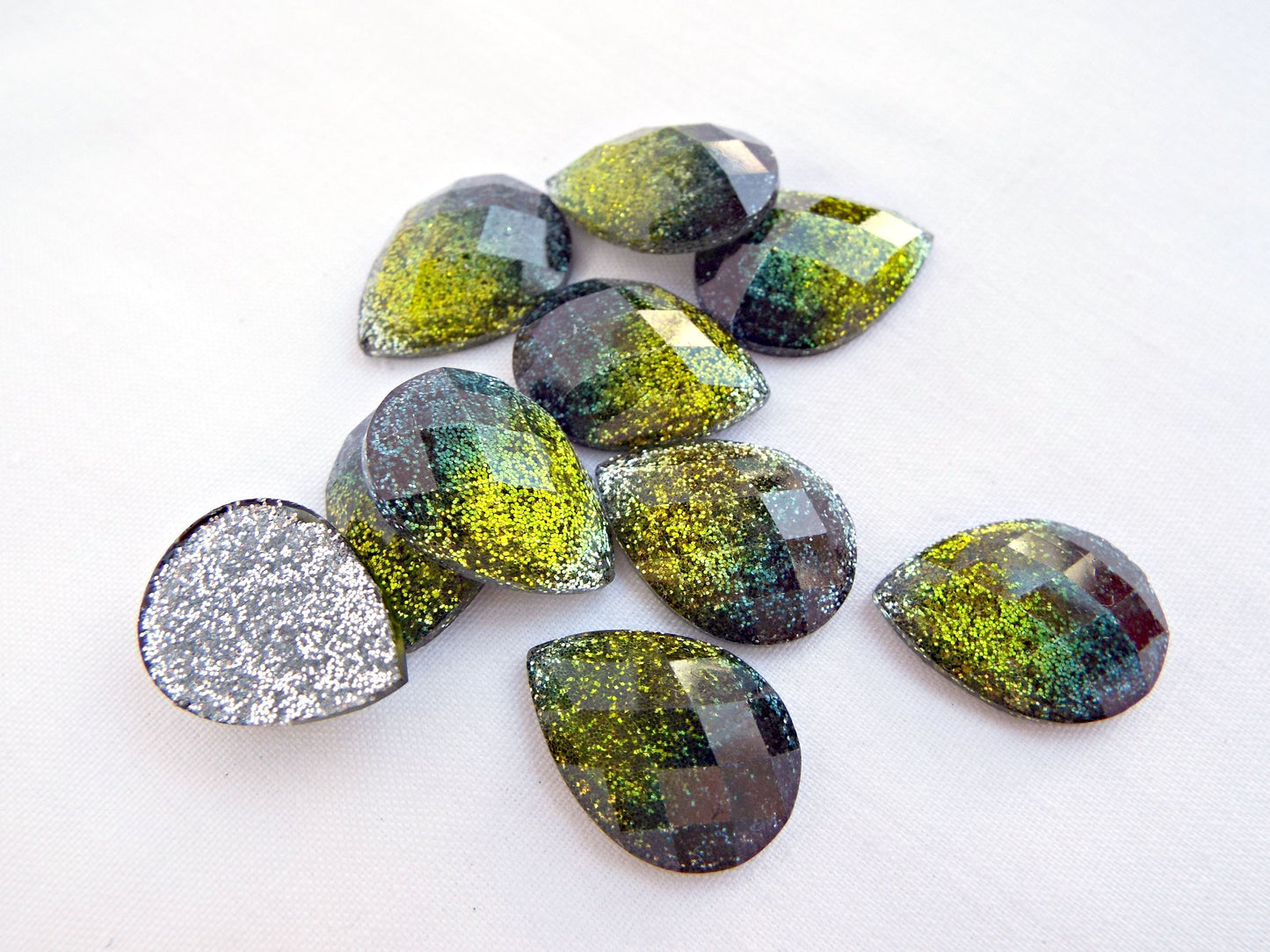 10 Green Glitter Teardrop Faceted Cabochons for Jewellery Making and Mixed Media Art Decoration