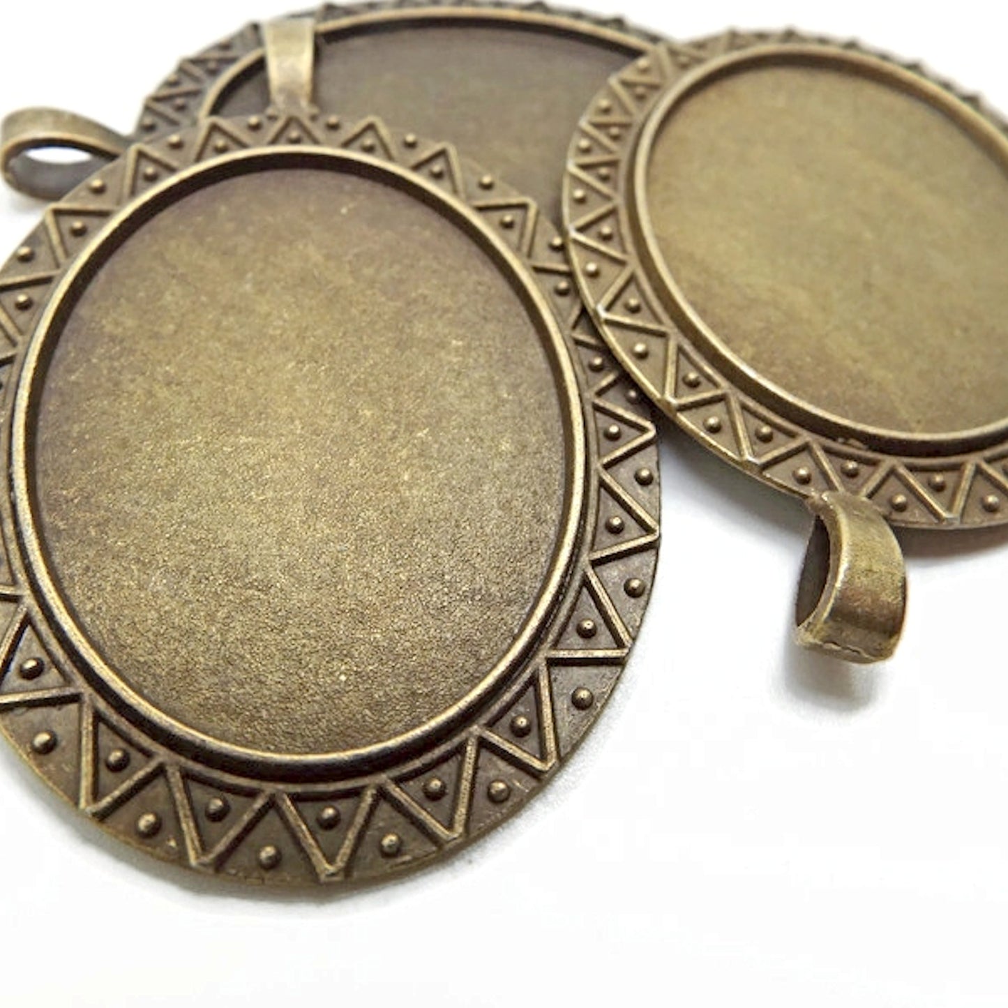 5 Oval Bezel Pendants with Patterned Edge, Antique Bronze 60x41mm, Cabochon Setting is 39x29x2mm