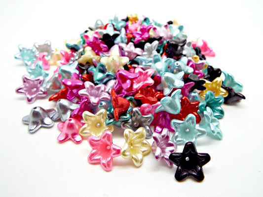 100 Pearlised Flower Beads in Mixed Colors, 13mm Floral Acrylic Embellishments for Jewellery Making and Crafting