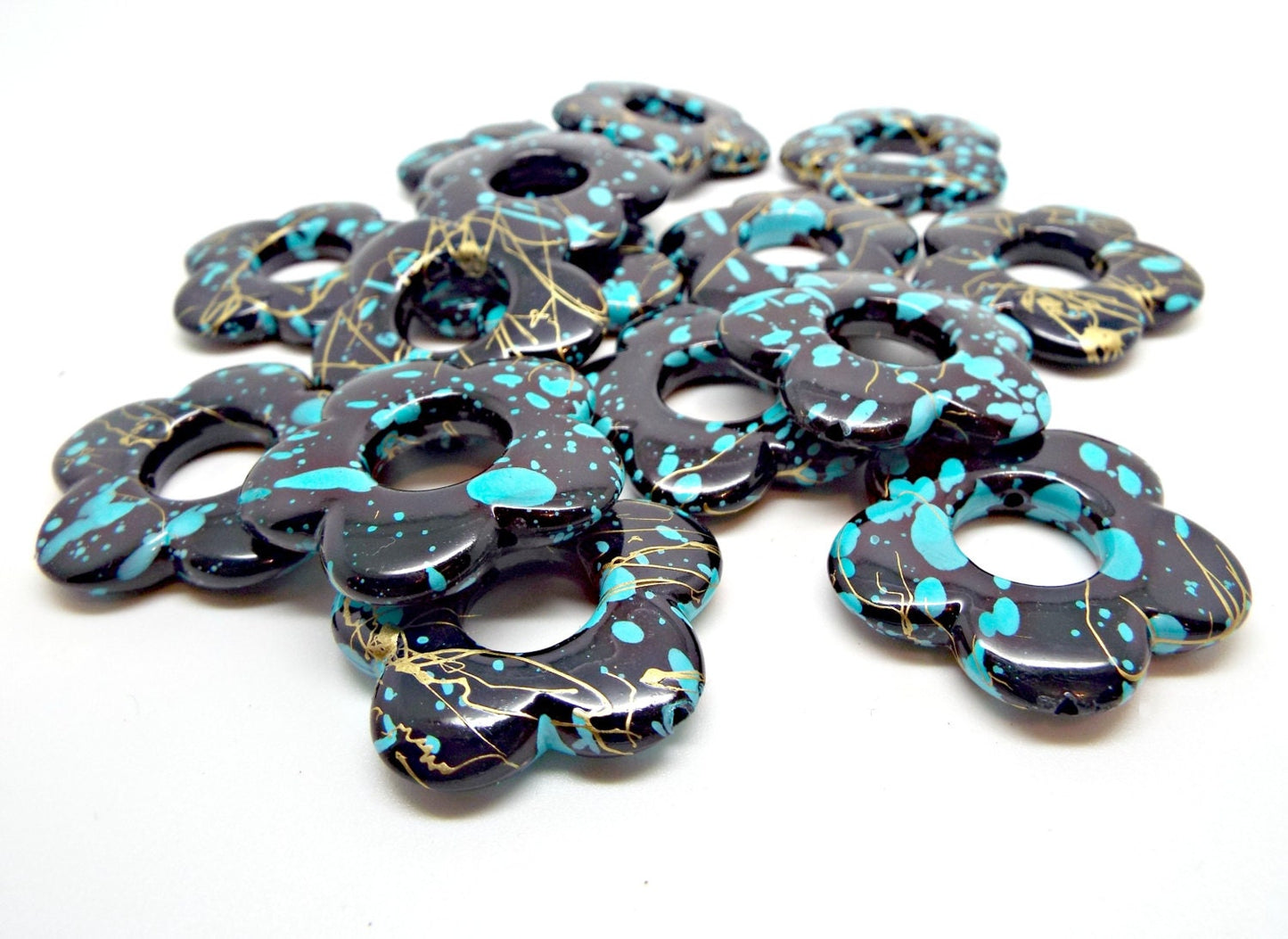 15 Drawbench Flower Beads in Black, Blue & Gold, 33mm Large Acrylic Beads, Jewellery Making Supplies