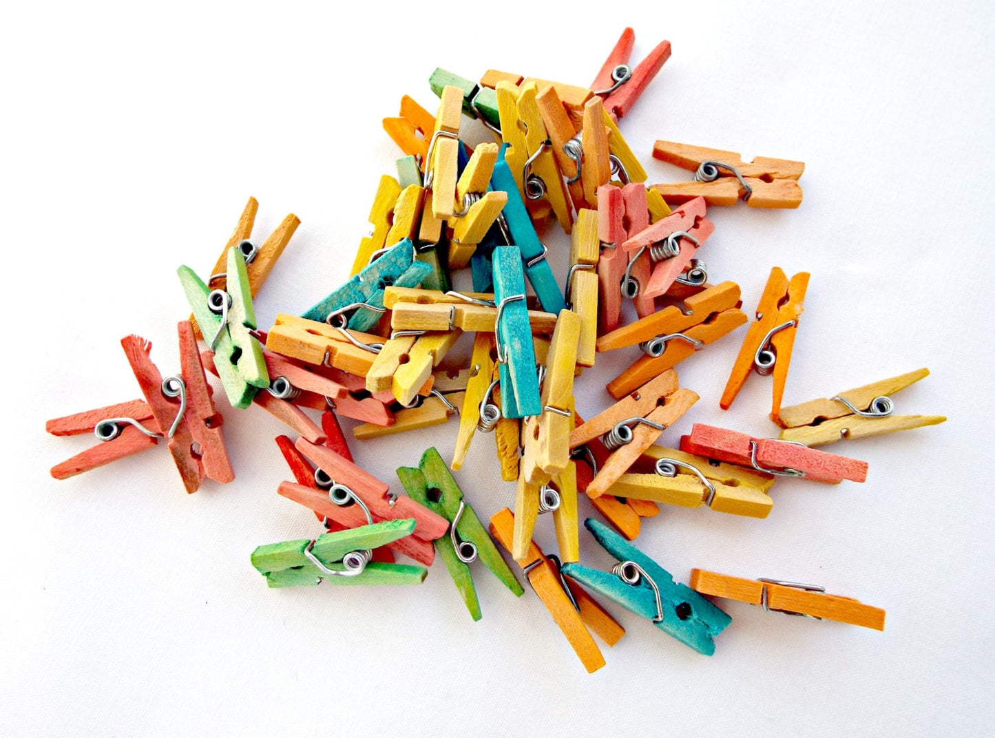 50 MINI RUSTIC Wooden Pegs in Mixed Colours, 25x9mm Mini Clips for Stationery and Mixed Media Crafts