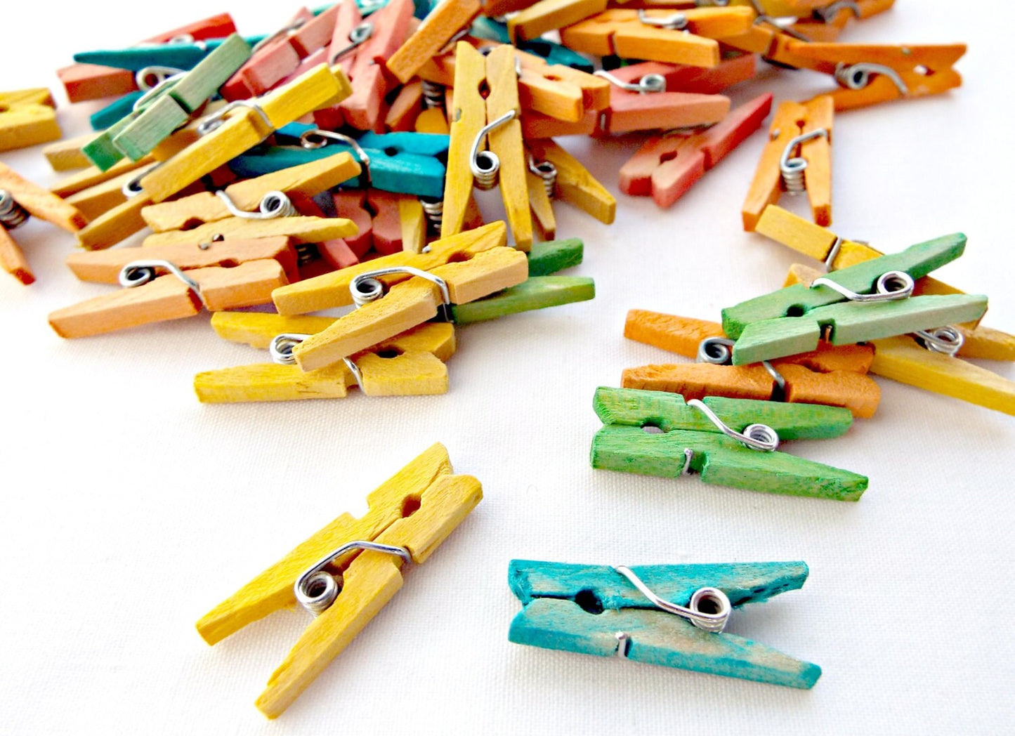 50 MINI RUSTIC Wooden Pegs in Mixed Colours, 25x9mm Mini Clips for Stationery and Mixed Media Crafts